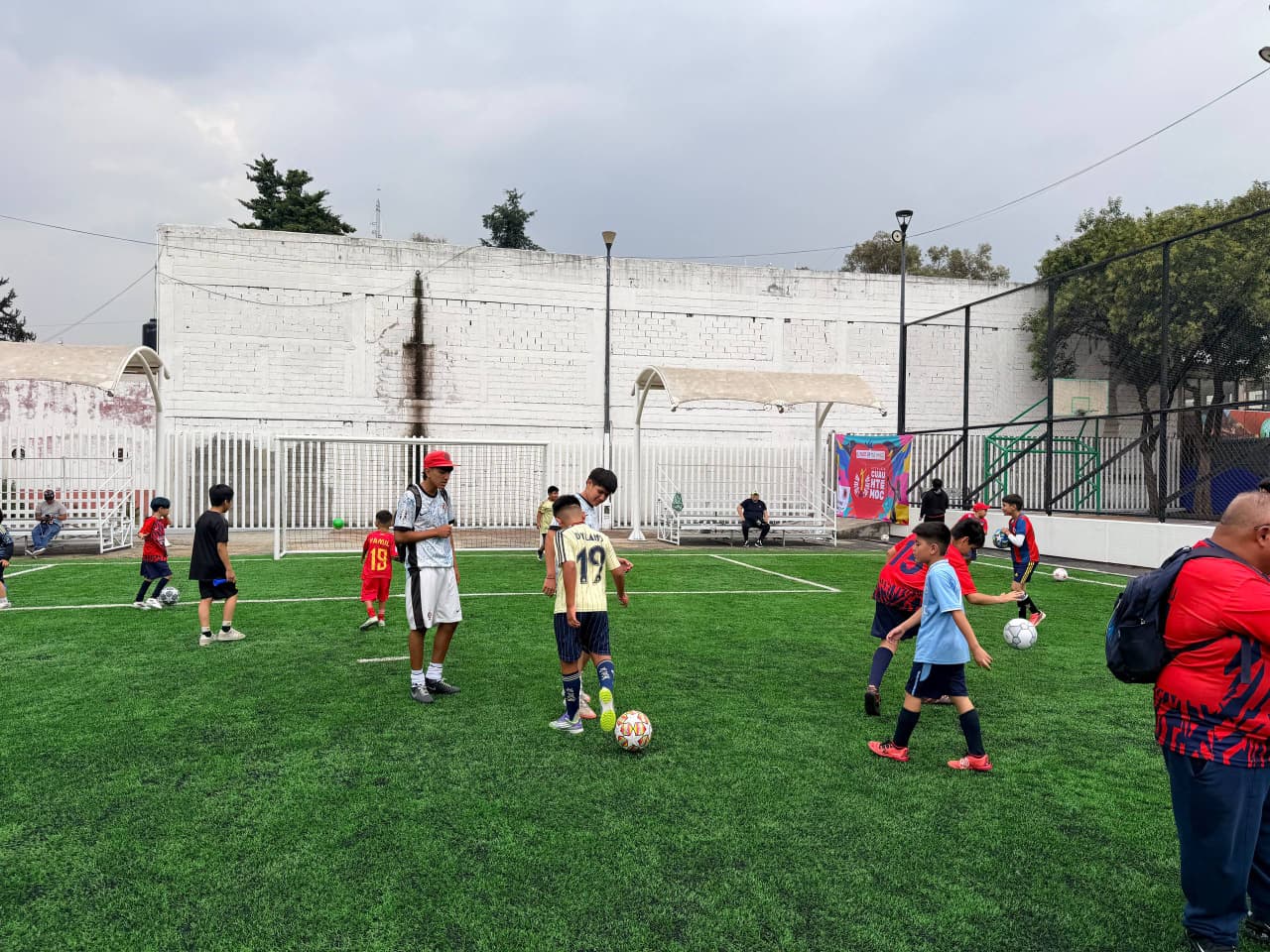 ALCALDÍA CUAUHTÉMOC ENTREGA REHABILITACIÓN DE CANCHA EN EL PARQUE GILBERTO OWEN Y ANUNCIA CLASES GRATUITAS DE BOX