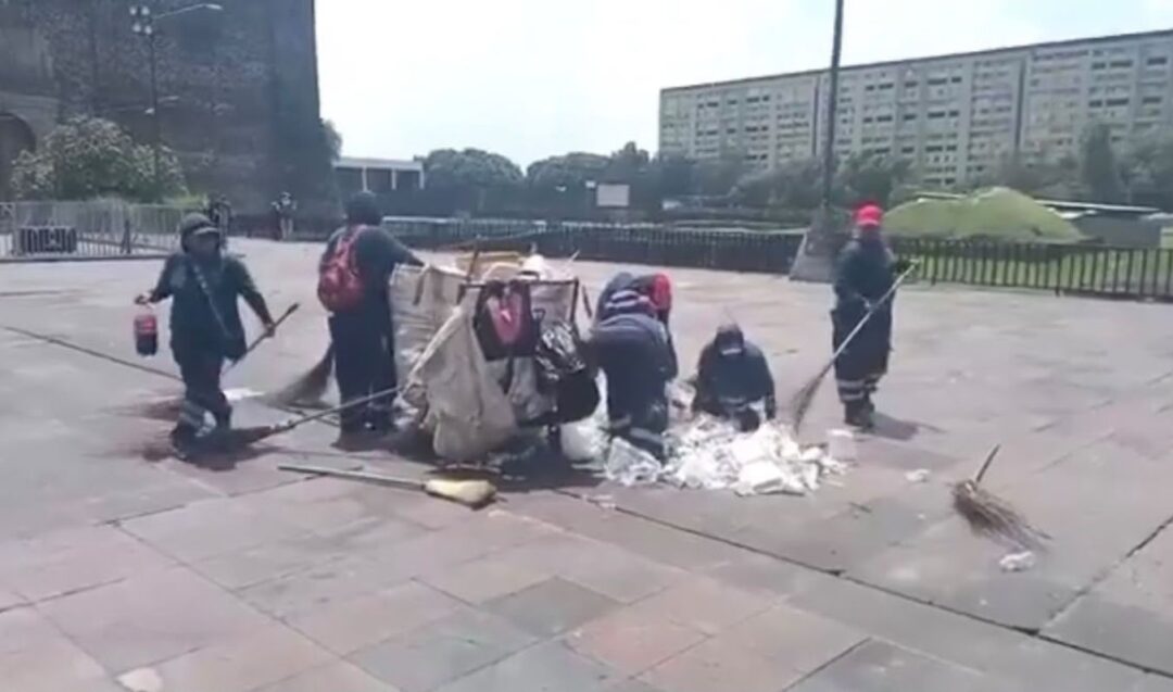 ALCALDÍA CUAUHTÉMOC RECOLECTA 2 MIL 500 KILOGRAMOS DE BASURA EN LA PLAZA DE LAS TRES CULTURAS