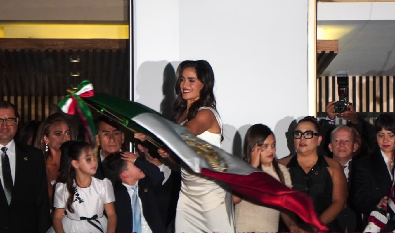 ALE ROJO DE LA VEGA ENCABEZA EL GRITO DE INDEPENDENCIA ANTE MÁS DE 12 MIL PERSONAS EN CUAUHTÉMOC (1)