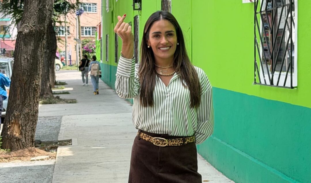 ALE ROJO DE LA VEGA ENTREGA BANQUETAS PERMEABLES EN SAN SIMÓN TOLNAHUAC