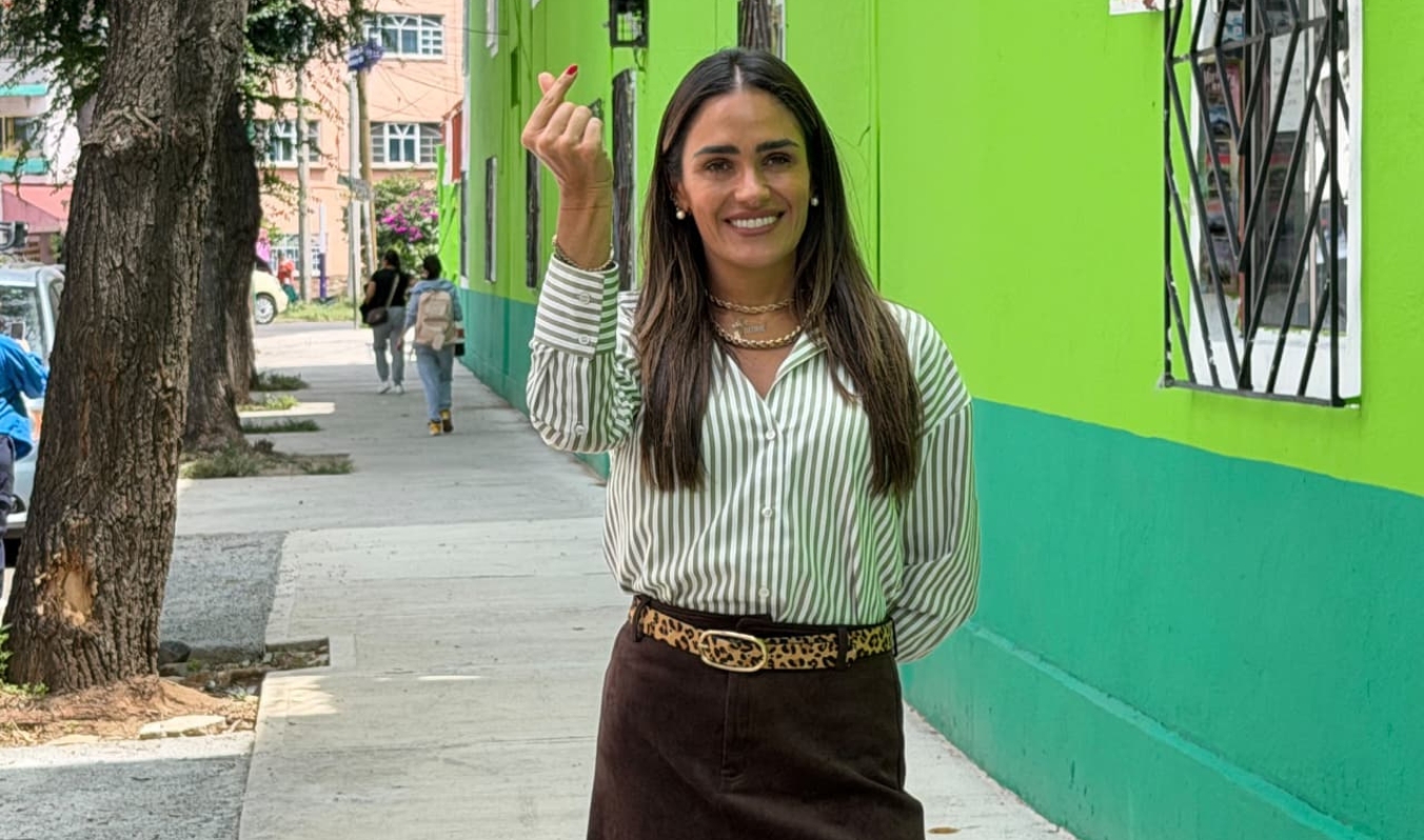 ALE ROJO DE LA VEGA ENTREGA BANQUETAS PERMEABLES EN SAN SIMÓN TOLNAHUAC