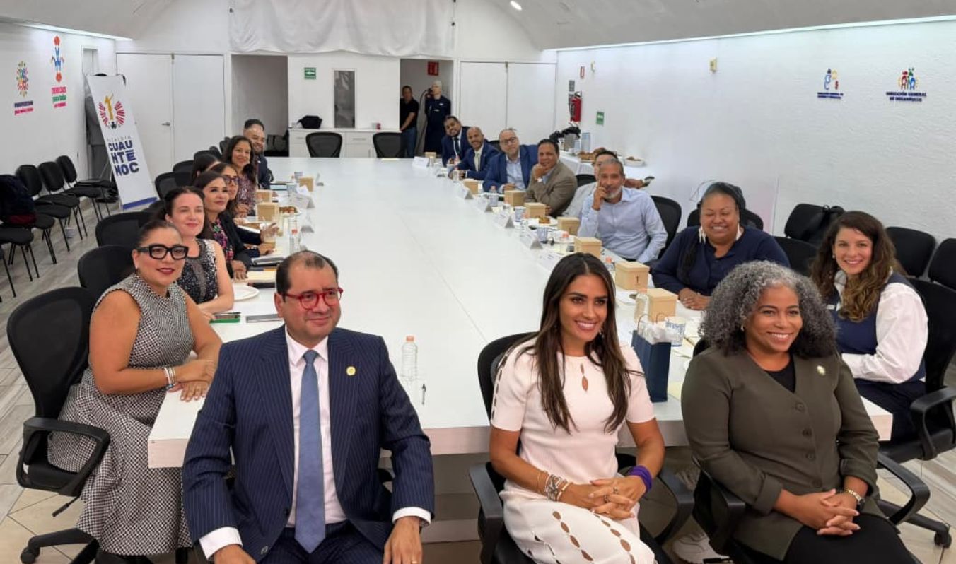 ALE ROJO DE LA VEGA RECIBE A LEGISLADORES DE NUEVA YORK PARA COMPARTIR EXPERIENCIAS DE GOBIERNO LOCAL