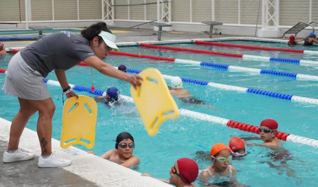ARRANCA DEPORTE ESTUDIANTIL EN CUAUHTÉMOC CON CLASES GRATUITAS DE NATACIÓN PARA MÁS DE 800 NIÑOS