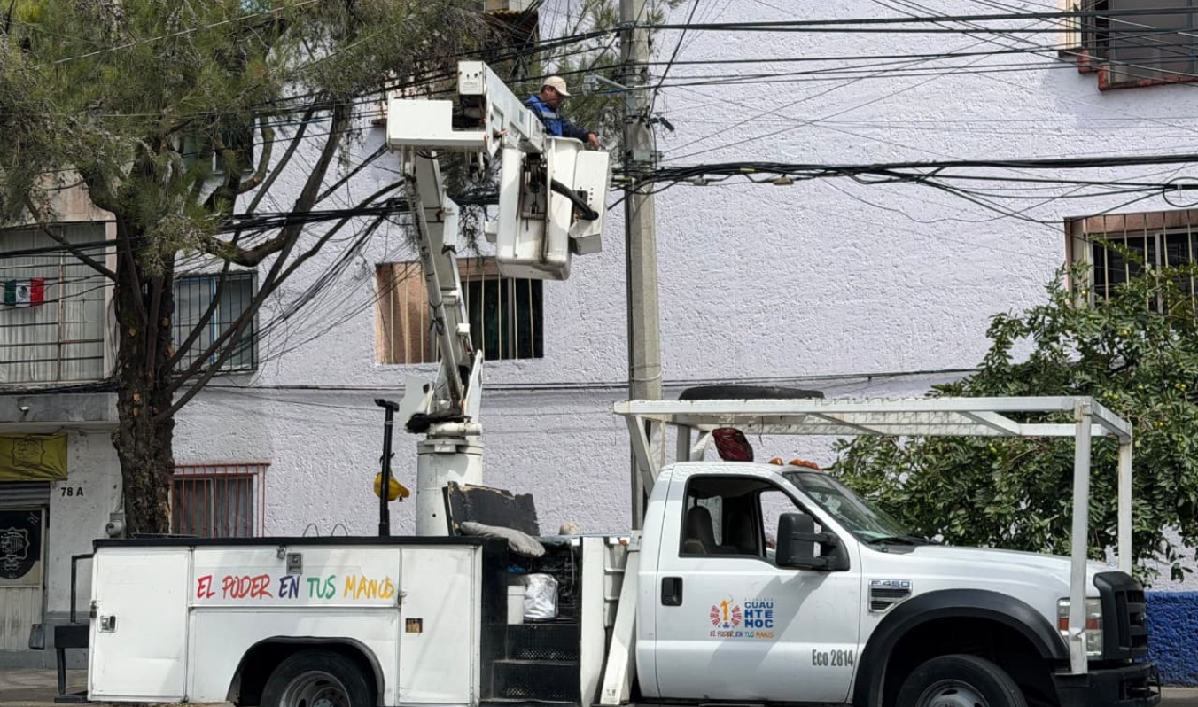 RETIRA CUAUHTÉMOC 500 METROS DE CABLEADO EN DESUSO EN LA OBRERA