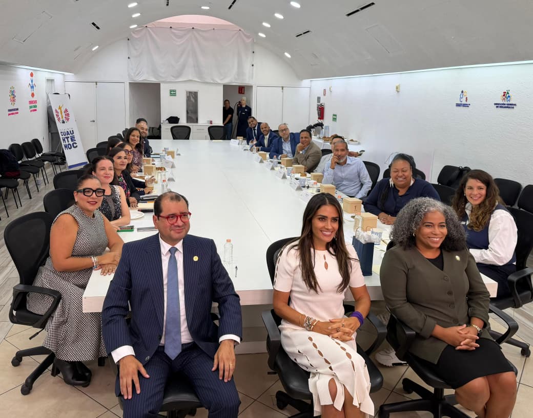 ALE ROJO DE LA VEGA RECIBE A LEGISLADORES DE NUEVA YORK PARA COMPARTIR EXPERIENCIAS DE GOBIERNO LOCAL
