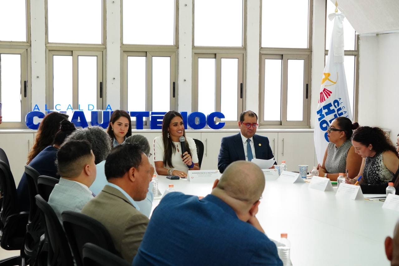 ALE ROJO DE LA VEGA RECIBE A LEGISLADORES DE NUEVA YORK PARA COMPARTIR EXPERIENCIAS DE GOBIERNO LOCAL