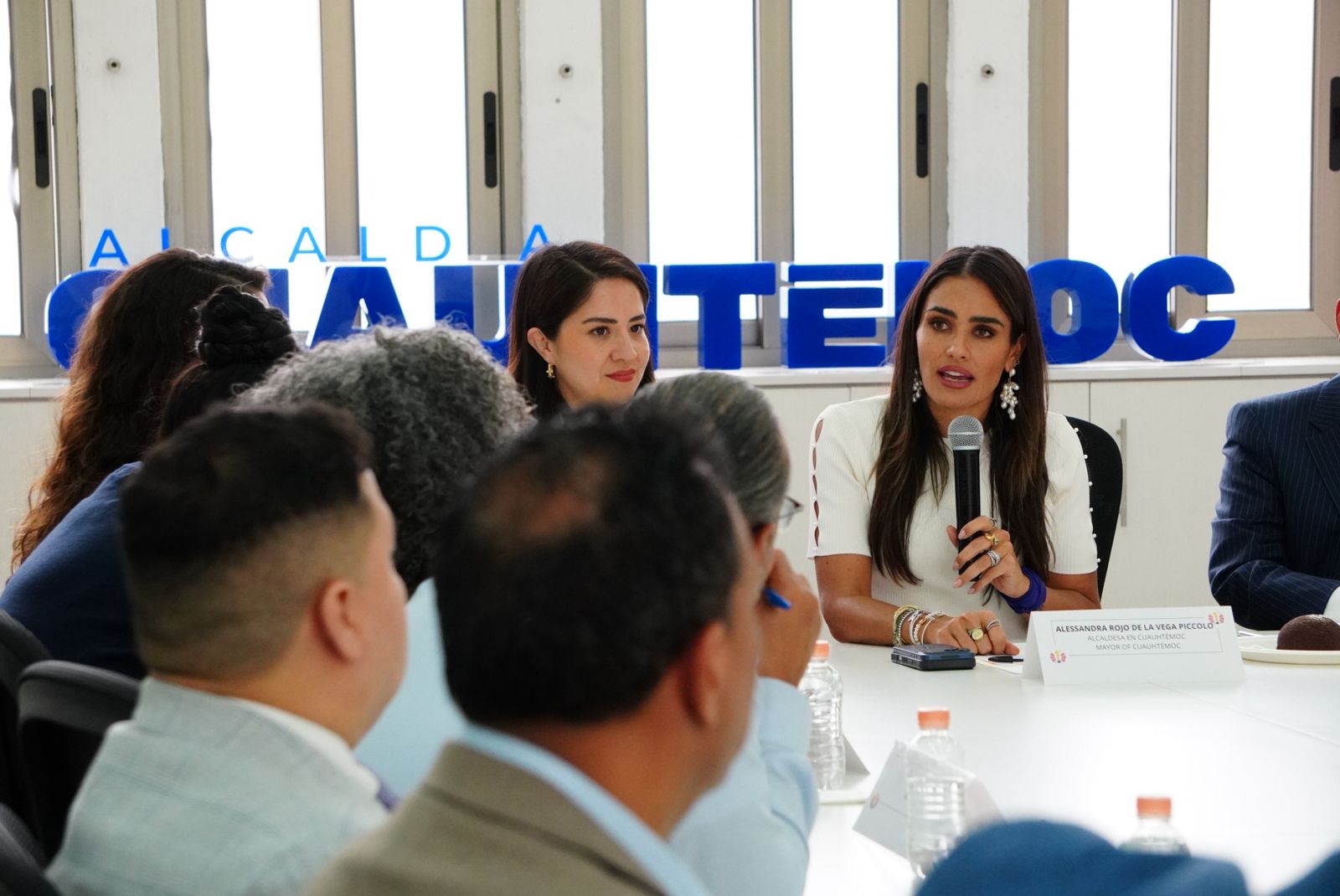 ALE ROJO DE LA VEGA RECIBE A LEGISLADORES DE NUEVA YORK PARA COMPARTIR EXPERIENCIAS DE GOBIERNO LOCAL