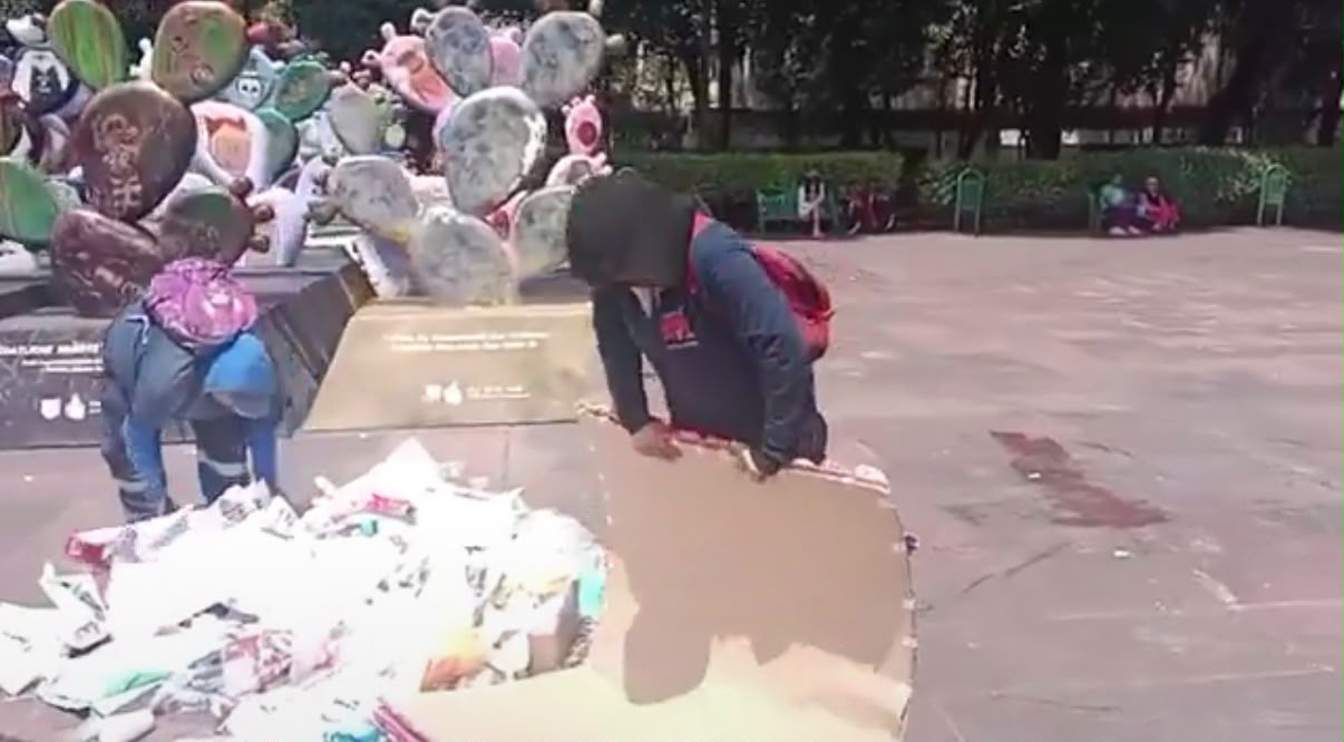 ALCALDÍA CUAUHTÉMOC RECOLECTA 2 MIL 500 KILOGRAMOS DE BASURA EN LA PLAZA DE LAS TRES CULTURAS