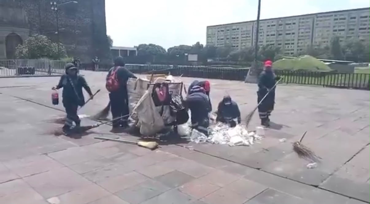 ALCALDÍA CUAUHTÉMOC RECOLECTA 2 MIL 500 KILOGRAMOS DE BASURA EN LA PLAZA DE LAS TRES CULTURAS