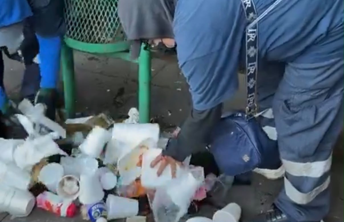 ALCALDÍA CUAUHTÉMOC RECOLECTA 2 MIL 500 KILOGRAMOS DE BASURA EN LA PLAZA DE LAS TRES CULTURAS