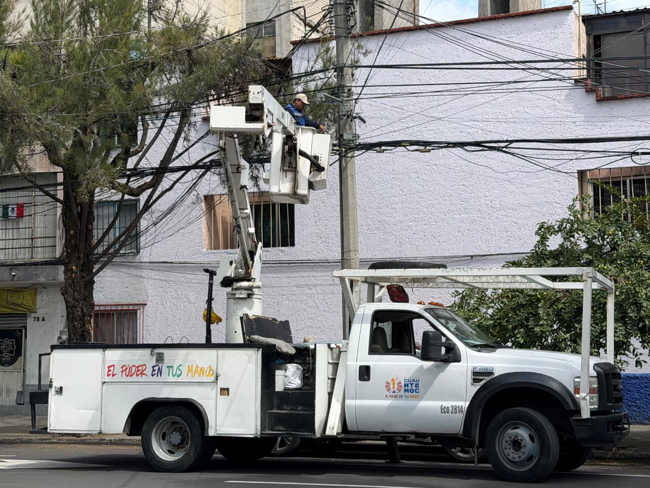 RETIRA CUAUHTÉMOC 500 METROS DE CABLEADO EN DESUSO EN LA OBRERA