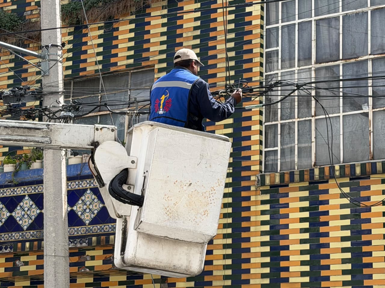 RETIRA CUAUHTÉMOC 500 METROS DE CABLEADO EN DESUSO EN LA OBRERA