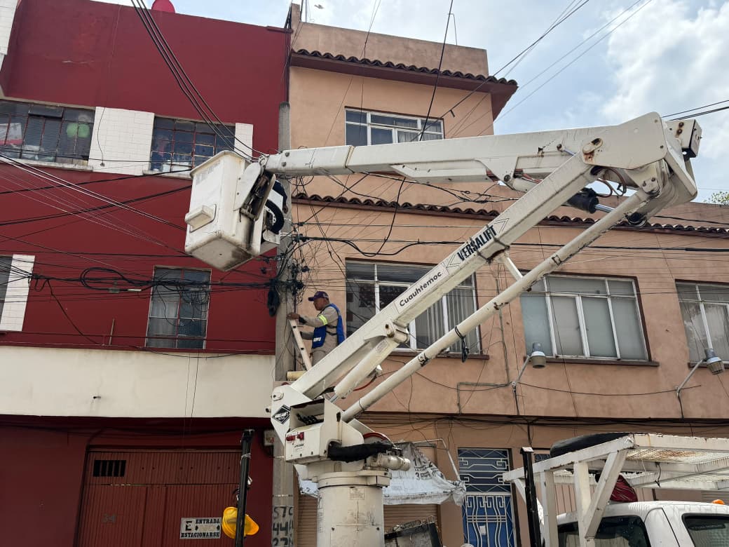 RETIRA CUAUHTÉMOC 500 METROS DE CABLEADO EN DESUSO EN LA OBRERA