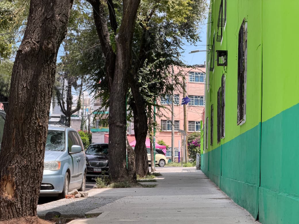 ALE ROJO DE LA VEGA ENTREGA BANQUETAS PERMEABLES EN SAN SIMÓN TOLNAHUAC