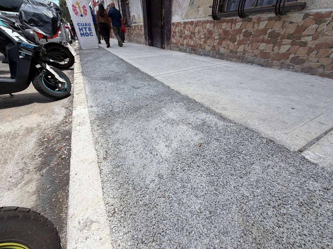 ALE ROJO DE LA VEGA ENTREGA BANQUETAS PERMEABLES EN SAN SIMÓN TOLNAHUAC