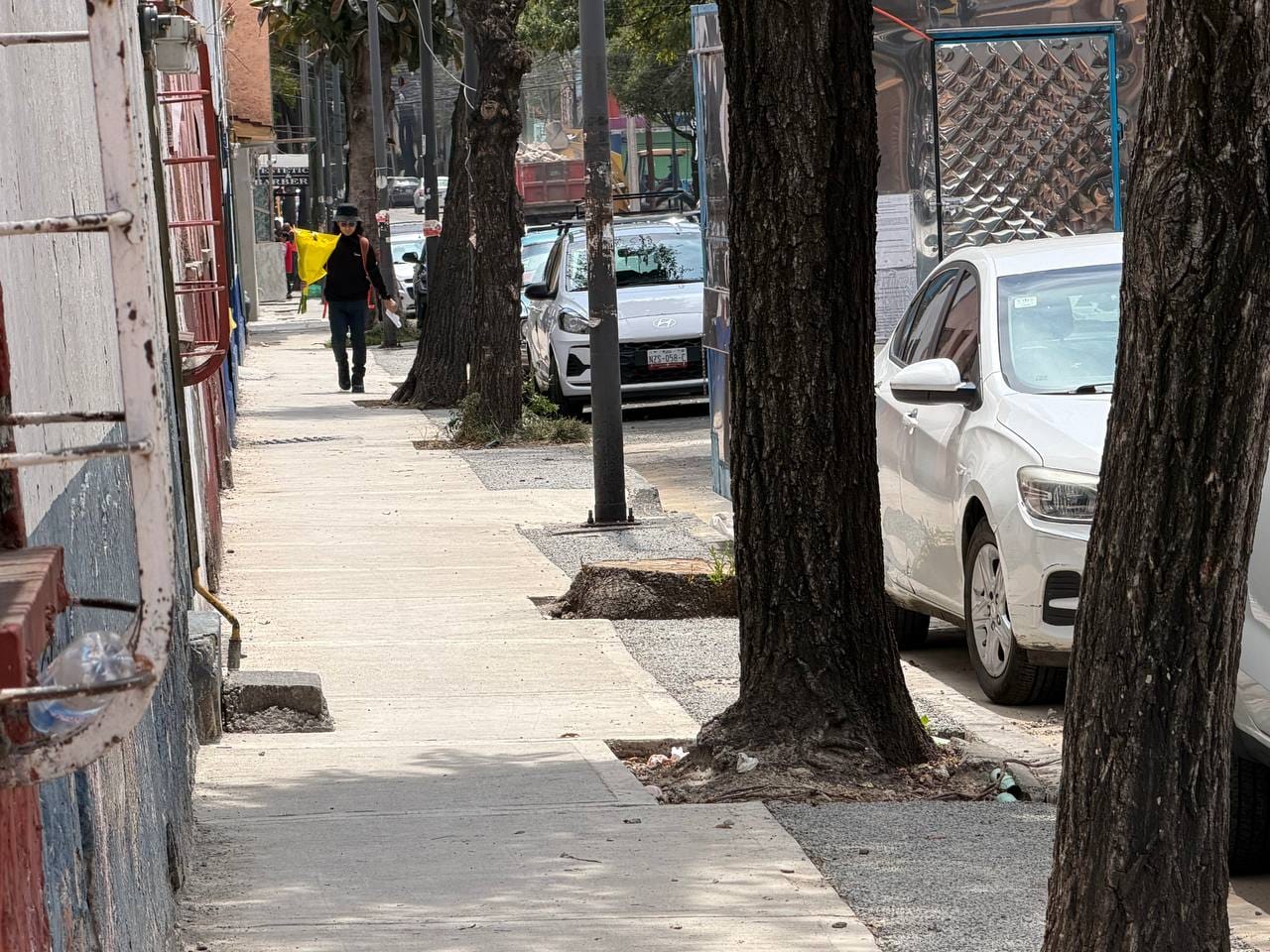 ALE ROJO DE LA VEGA ENTREGA BANQUETAS PERMEABLES EN SAN SIMÓN TOLNAHUAC