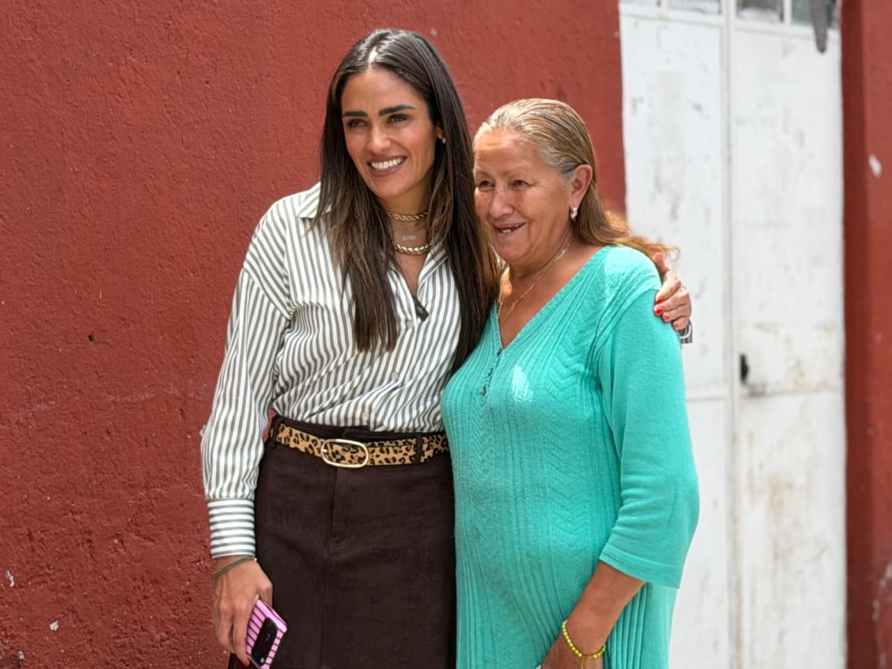 ALE ROJO DE LA VEGA ENTREGA BANQUETAS PERMEABLES EN SAN SIMÓN TOLNAHUAC
