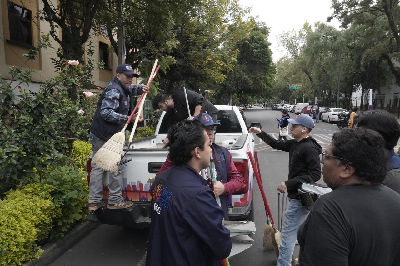 ALE ROJO DE LA VEGA ENCABEZA JORNADA DE LIMPIA CUAUHTÉMOC EN LA ROMA SUR
