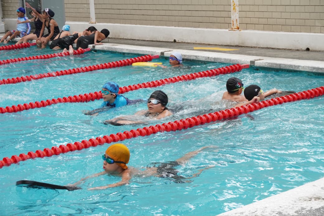 ARRANCA DEPORTE ESTUDIANTIL EN CUAUHTÉMOC CON CLASES GRATUITAS DE NATACIÓN PARA MÁS DE 800 NIÑOS
