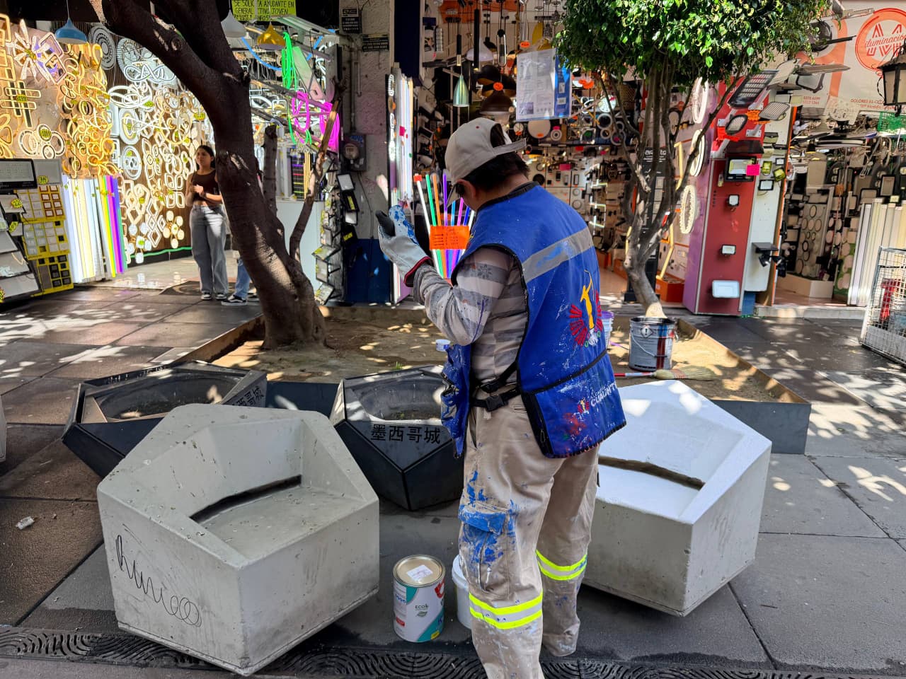 ALCALDÍA CUAUHTÉMOC ENCABEZA TRABAJOS DE MANTENIMIENTO DEL ESPACIO PÚBLICO EN EL BARRIO CHINO
