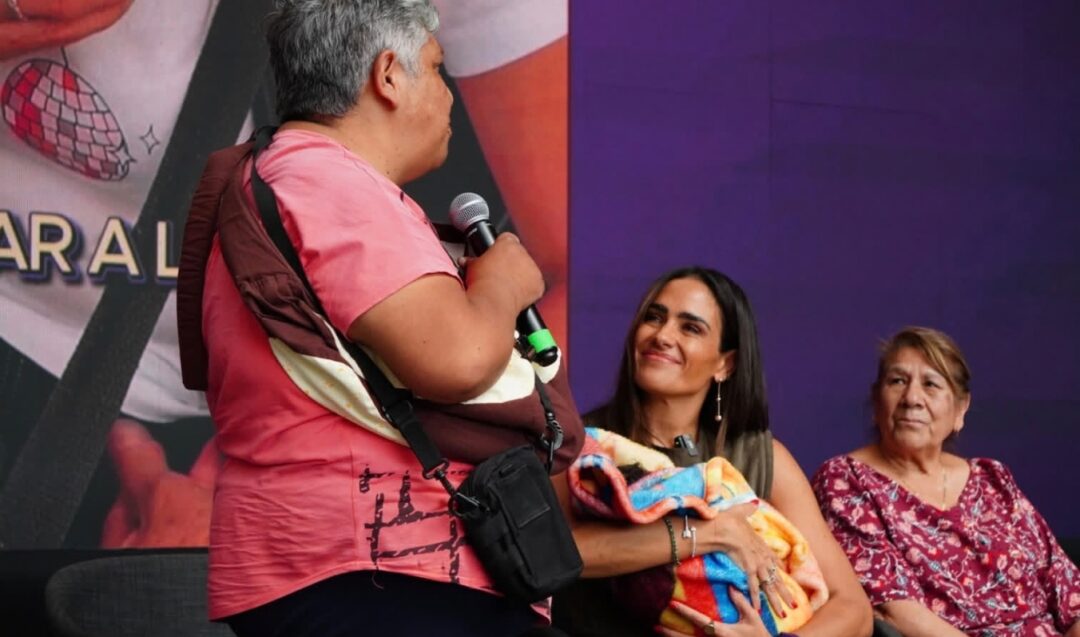 ENTREGA ALE ROJO DE LA VEGA SEGUNDA MINISTRACIÓN DE TARJETA VIOLETA EN BENEFICIO DE MIL MUJERES CUIDADORAS