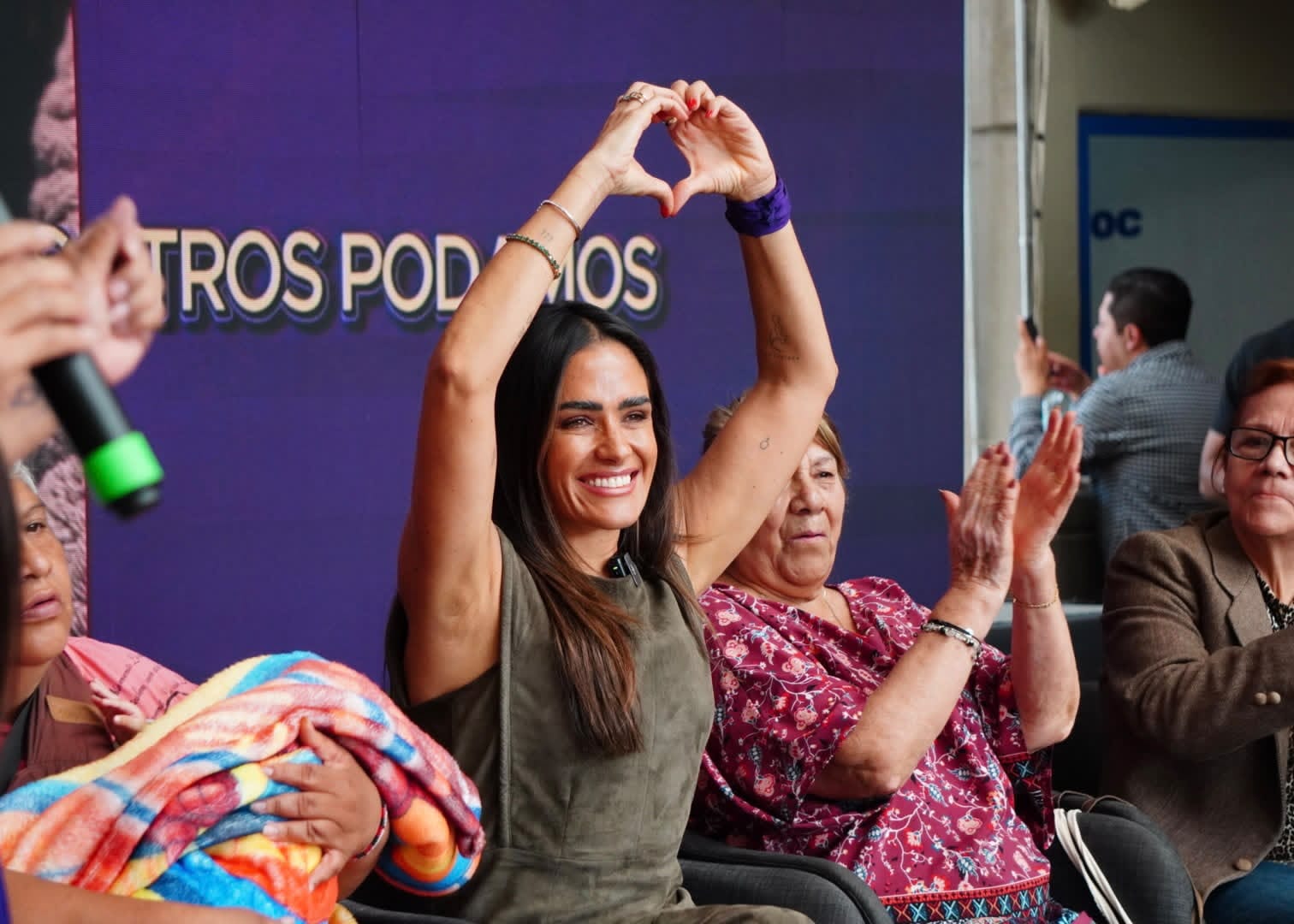 ENTREGA ALE ROJO DE LA VEGA SEGUNDA MINISTRACIÓN DE TARJETA VIOLETA EN BENEFICIO DE MIL MUJERES CUIDADORAS
