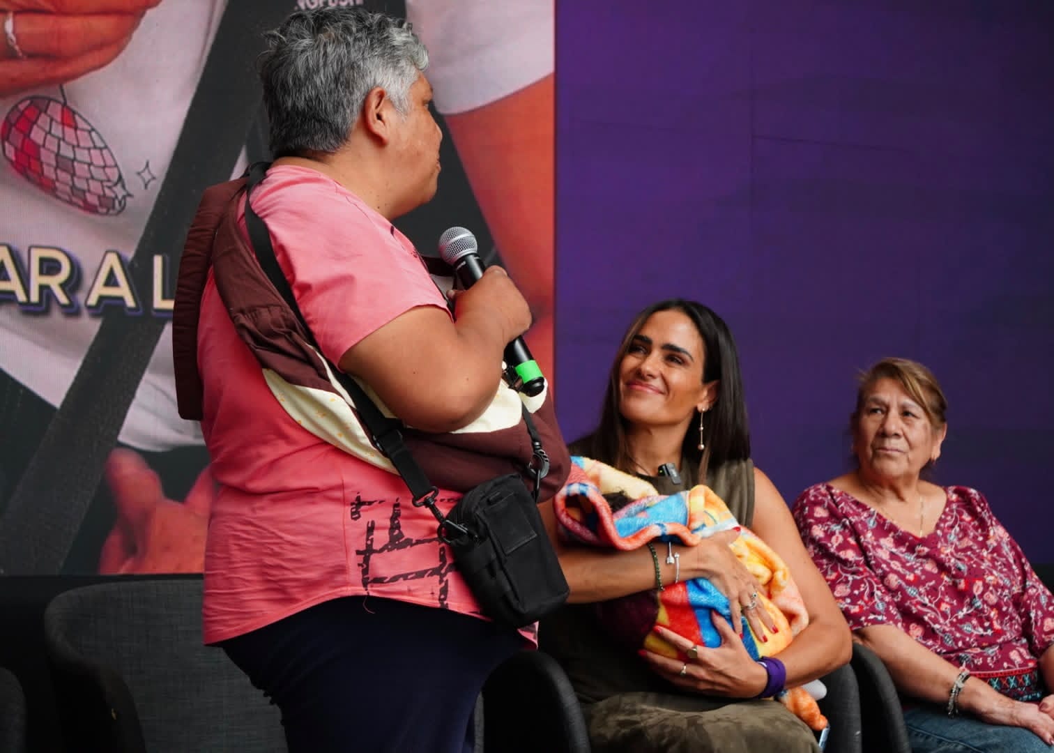 ENTREGA ALE ROJO DE LA VEGA SEGUNDA MINISTRACIÓN DE TARJETA VIOLETA EN BENEFICIO DE MIL MUJERES CUIDADORAS