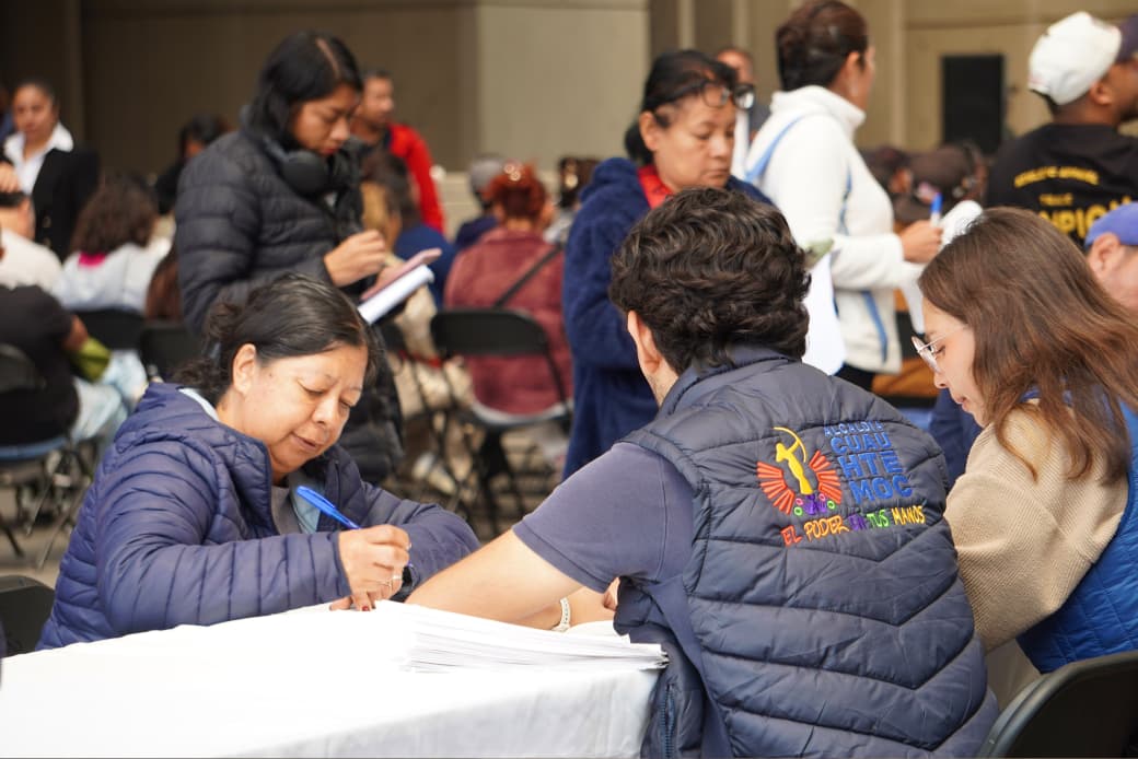 ALE ROJO DE LA VEGA CONTINÚA ENTREGA DE APOYOS DE PROGRAMAS SOCIALES EN CUAUHTÉMOC