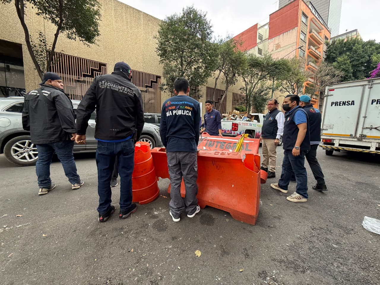ALCALDÍA CUAUHTÉMOC REALIZA LABORES DE ORDENAMIENTO DE LA VÍA PÚBLICA EN LA TABACALERA