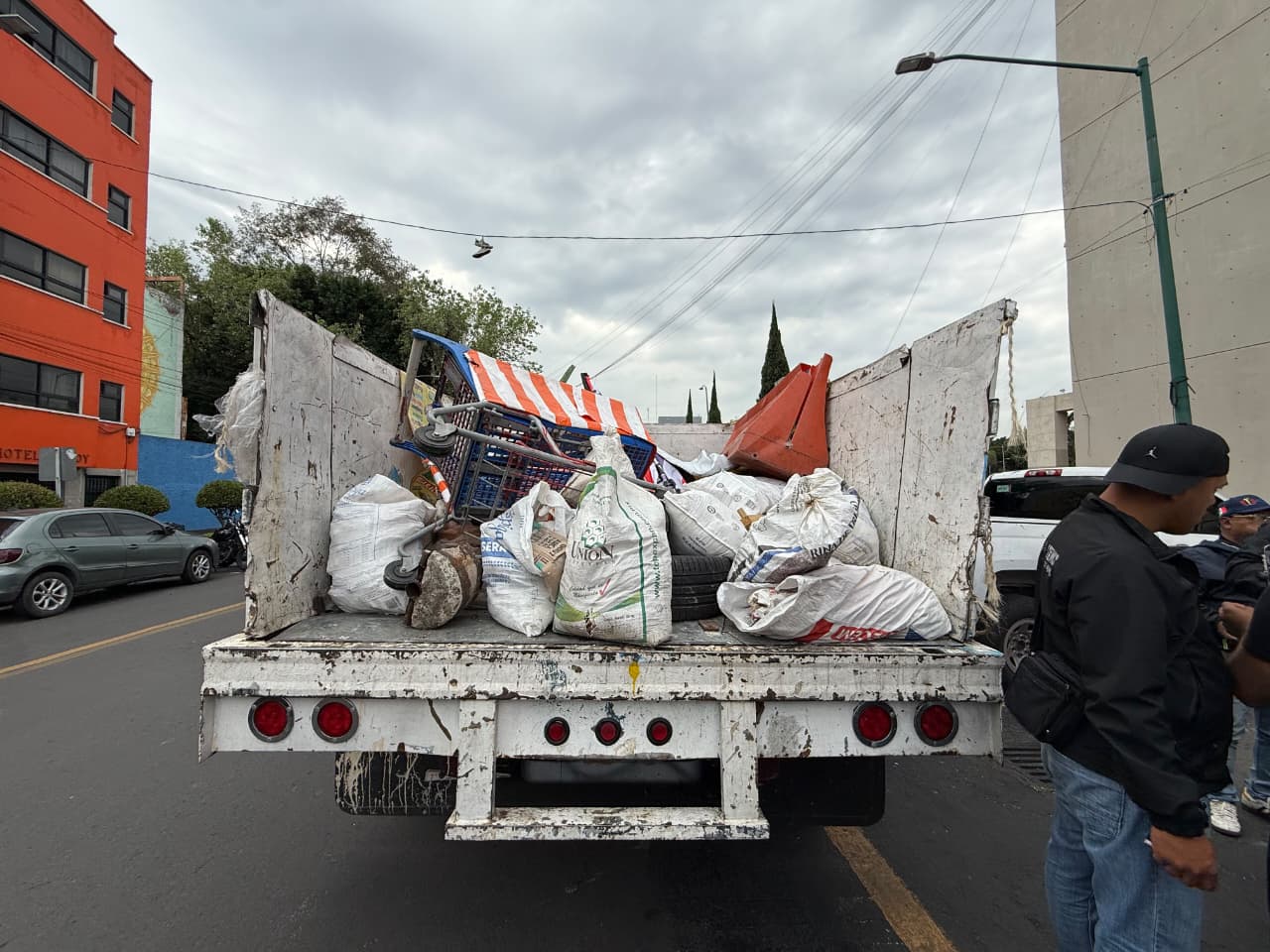 ALCALDÍA CUAUHTÉMOC REALIZA LABORES DE ORDENAMIENTO DE LA VÍA PÚBLICA EN LA TABACALERA