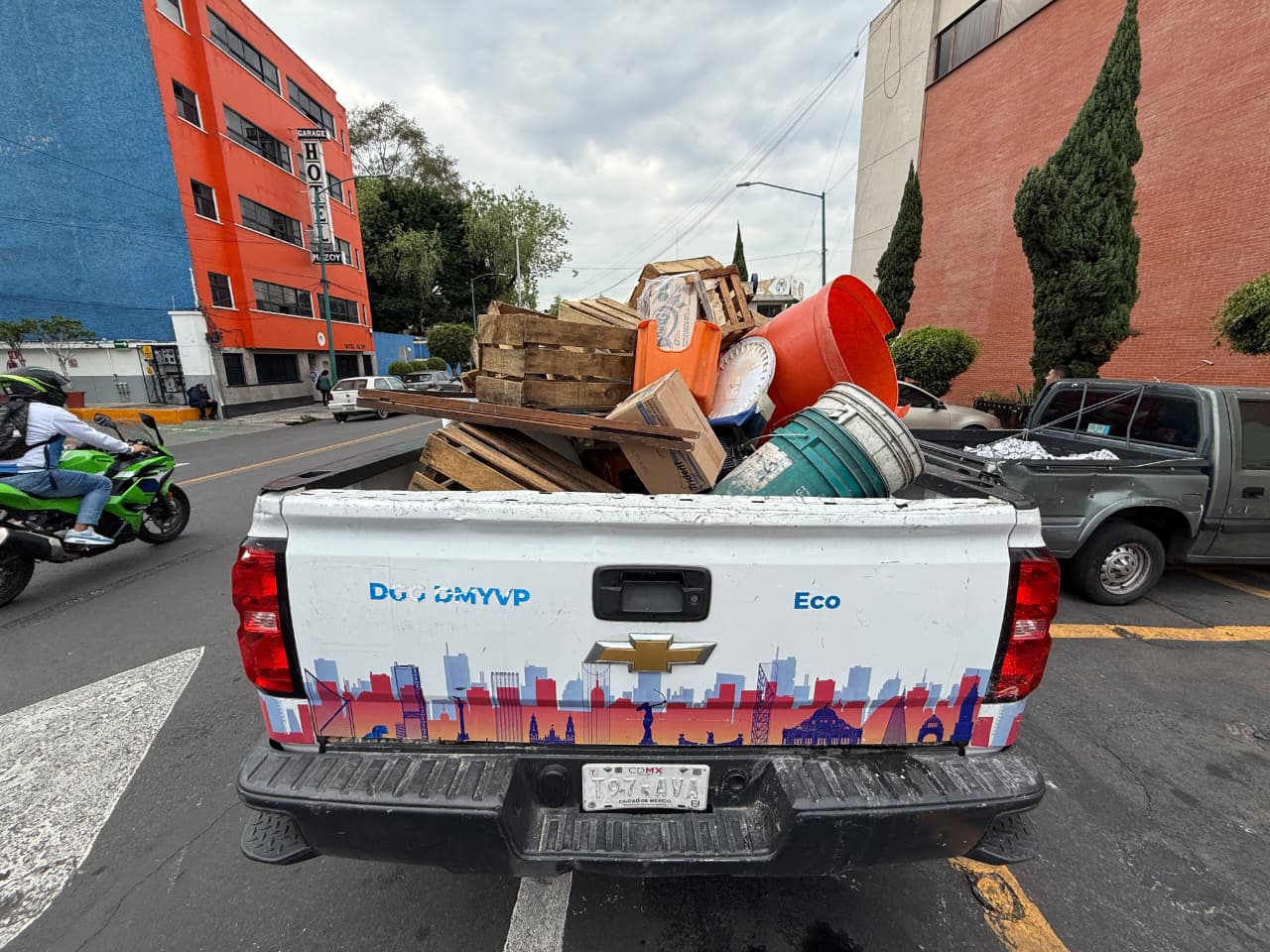 ALCALDÍA CUAUHTÉMOC REALIZA LABORES DE ORDENAMIENTO DE LA VÍA PÚBLICA EN LA TABACALERA