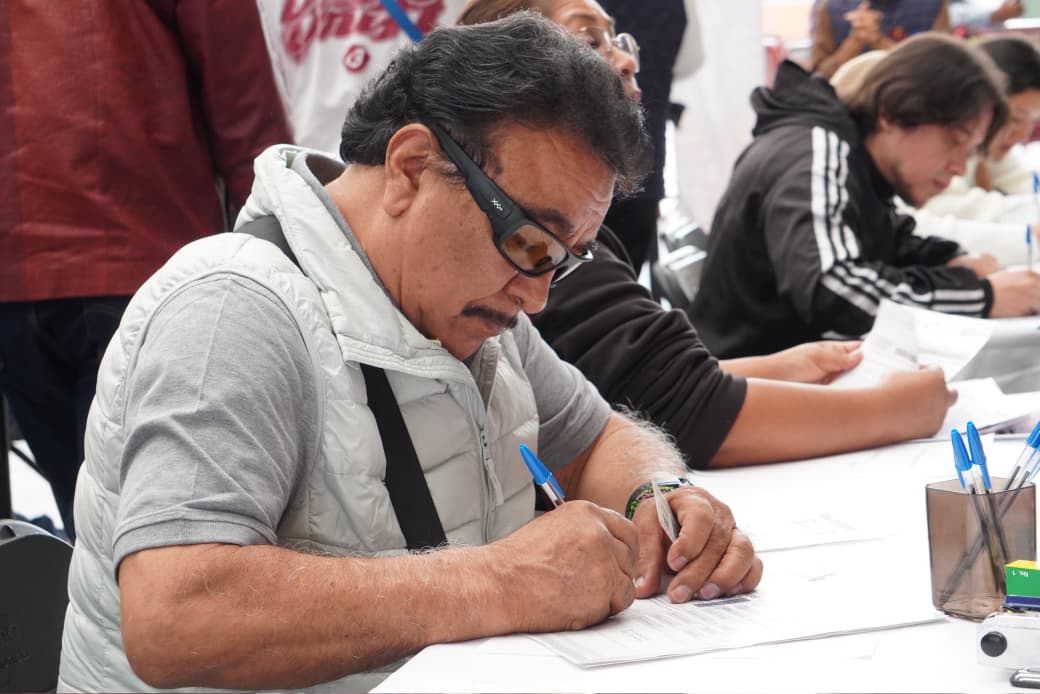 ALE ROJO DE LA VEGA ENTREGA 93 CÉDULAS DE EMPADRONAMIENTO A LOCATARIOS DE MERCADOS PÚBLICOS