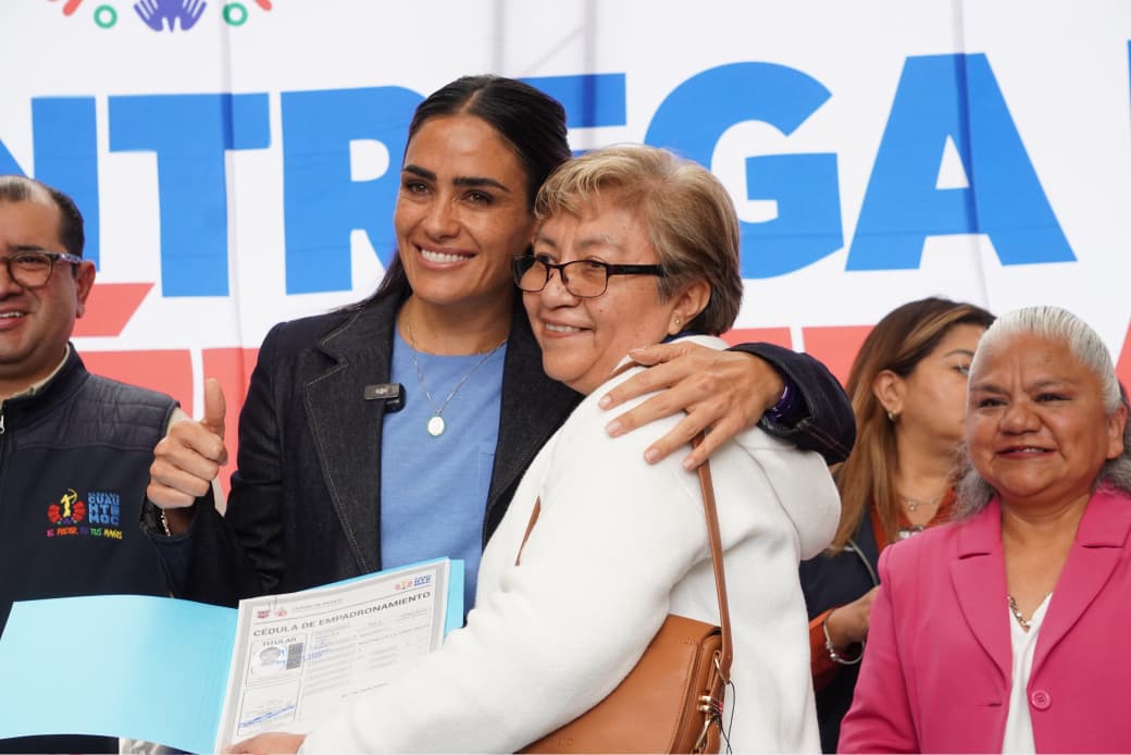 ALE ROJO DE LA VEGA ENTREGA 93 CÉDULAS DE EMPADRONAMIENTO A LOCATARIOS DE MERCADOS PÚBLICOS