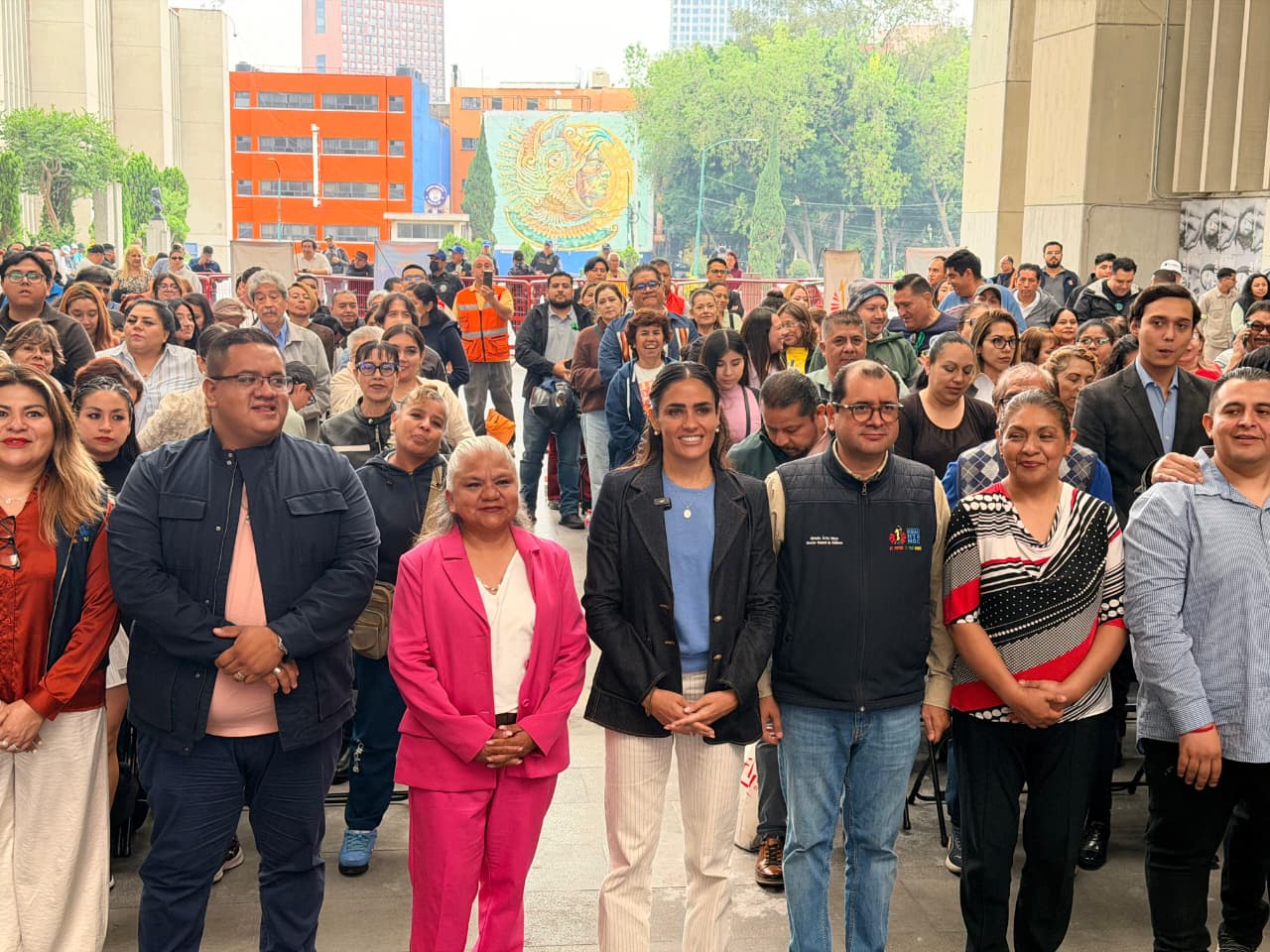 ALE ROJO DE LA VEGA ENTREGA 93 CÉDULAS DE EMPADRONAMIENTO A LOCATARIOS DE MERCADOS PÚBLICOS