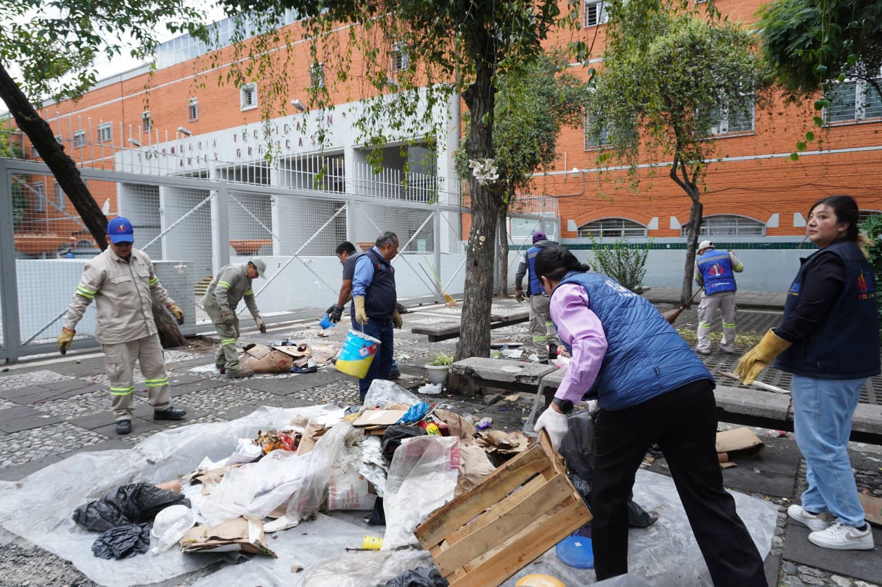 ALCALDÍA CUAUHTÉMOC RETIRA 62 TONELADAS DE TRIQUES Y BASURA EN OBRERA Y DOCTORES