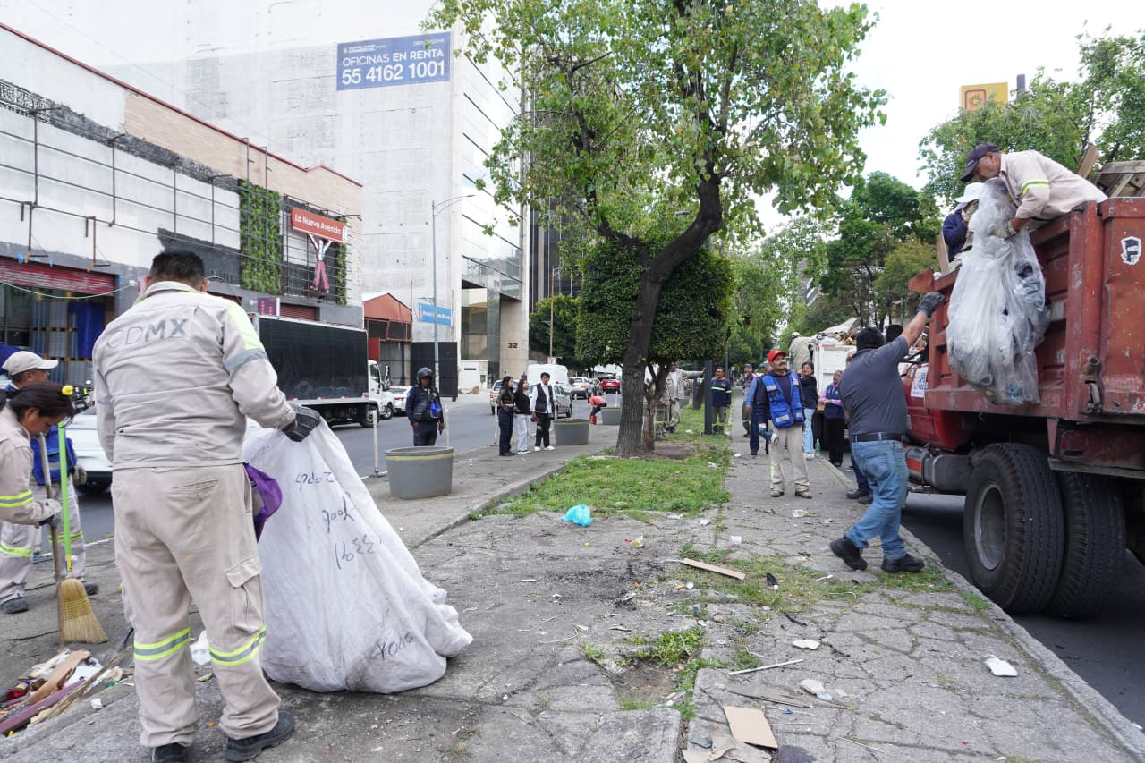 ALCALDÍA CUAUHTÉMOC RETIRA 62 TONELADAS DE TRIQUES Y BASURA EN OBRERA Y DOCTORES
