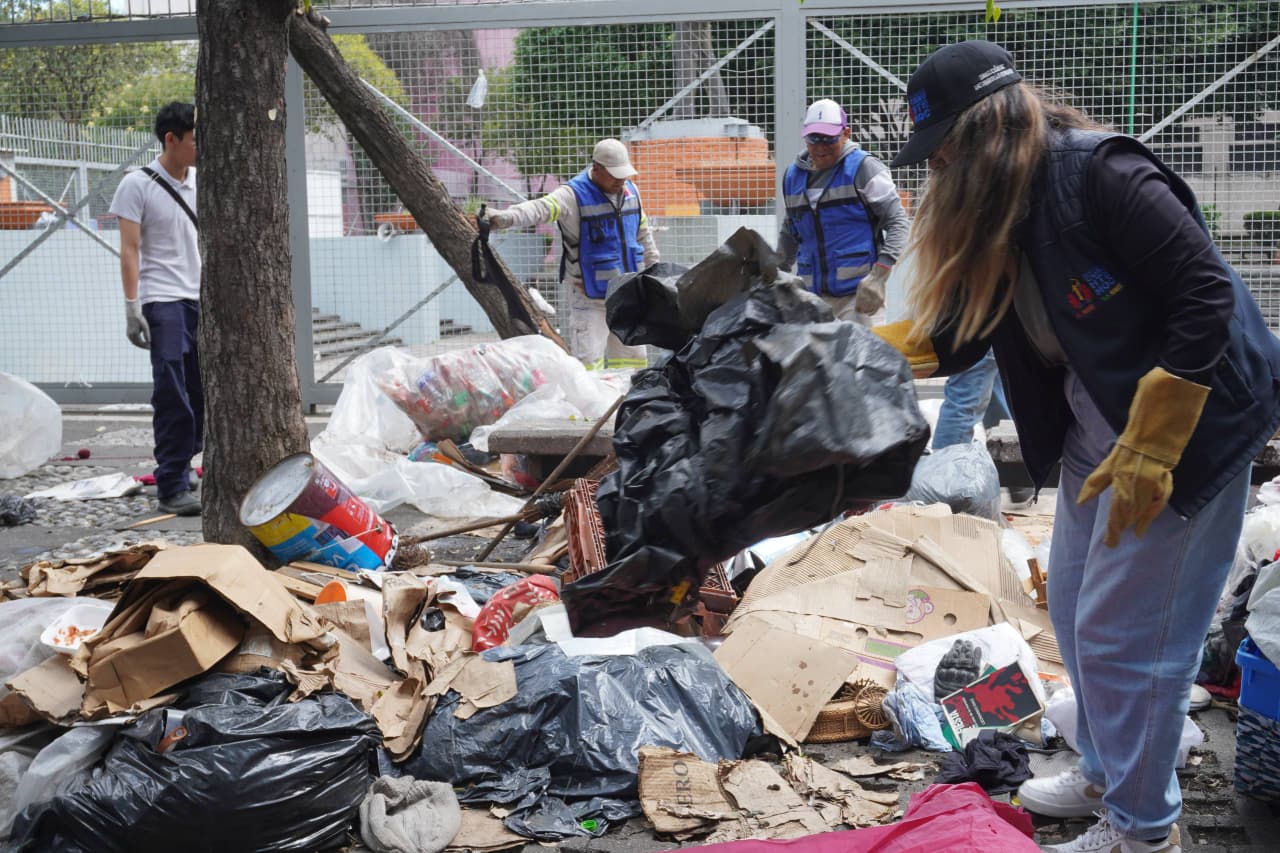 ALCALDÍA CUAUHTÉMOC RETIRA 62 TONELADAS DE TRIQUES Y BASURA EN OBRERA Y DOCTORES