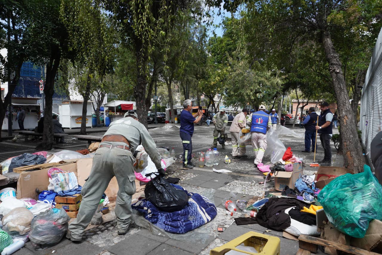 ALCALDÍA CUAUHTÉMOC RETIRA 62 TONELADAS DE TRIQUES Y BASURA EN OBRERA Y DOCTORES